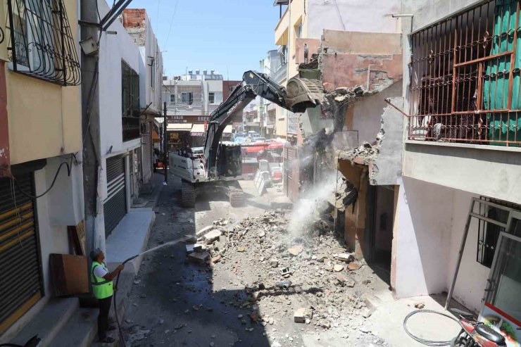 Akdeniz’de metruk yapılar tek tek yıkılıyor