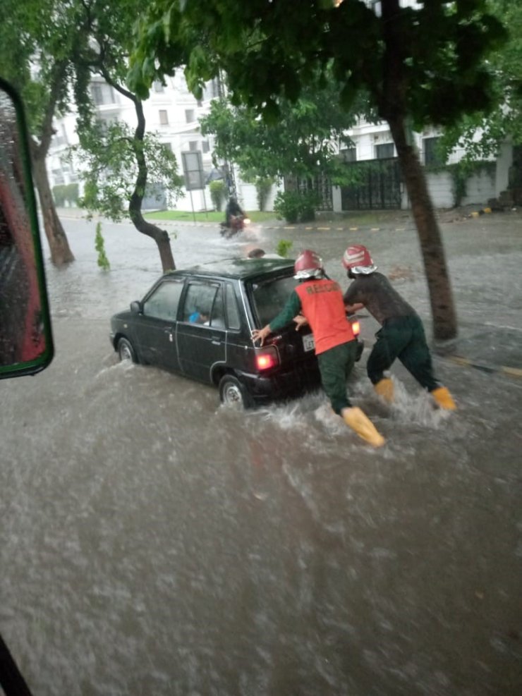 Pakistan’da muson yağmurlarının yol açtığı sellerde can kaybı 87’ye yükseldi