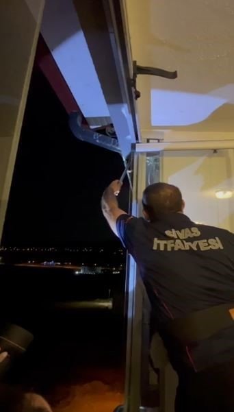 14’ncü kattan düşen atmaca yavrusu yuvasına konuldu