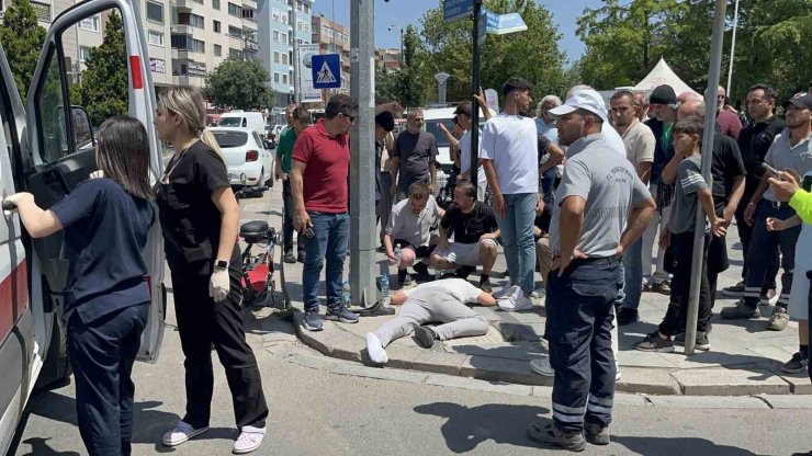 Otomobille çarpışan elektrikli bisikletli çocuk yaralandı