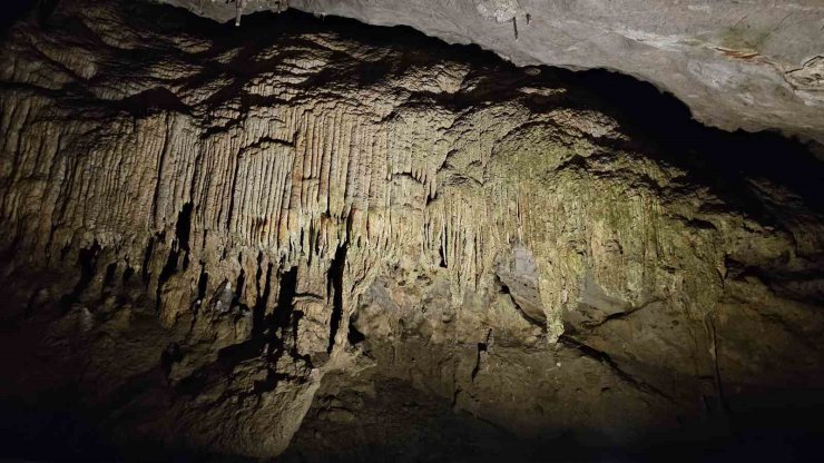 Sıcaktan bunalanlar Gökgöl Mağarası’na akın ediyor