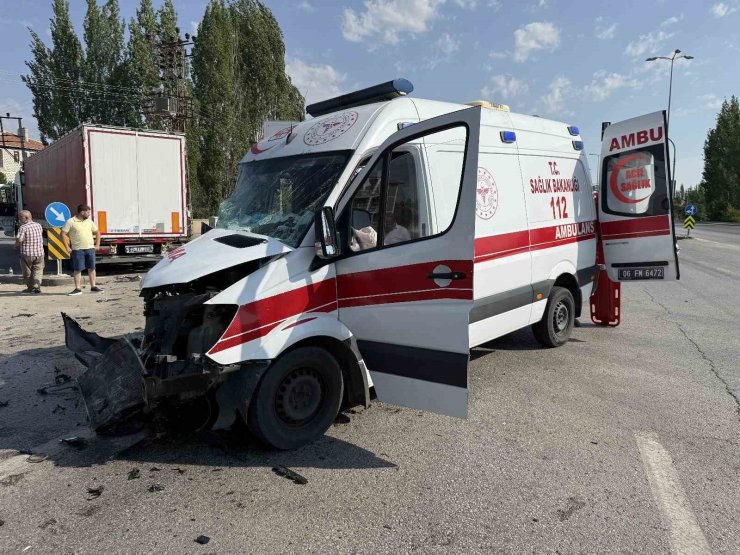 Ankara’da tır ile ambulans çarpıştı: 5 yaralı