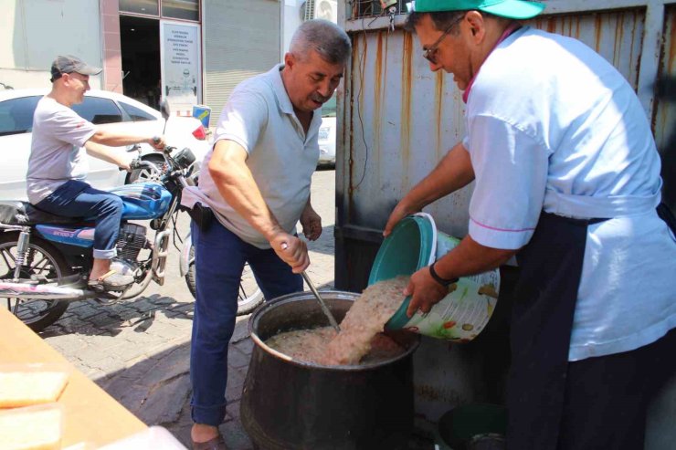 Sanayi esnafı aşure geleneğini devam ettirdi