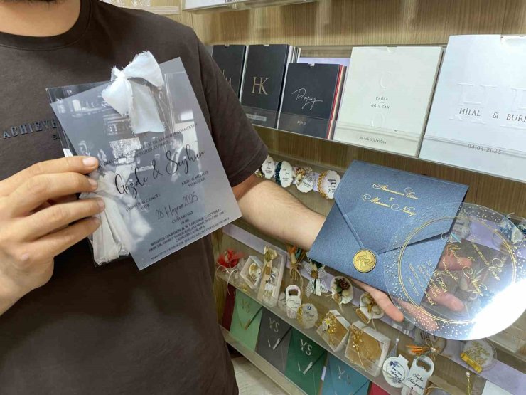 Çiftleri çizgi film karakteri gibi resmederek düğün davetiyesi oluşturuyor