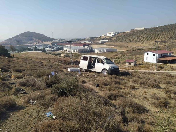 Hatay’da şarampole devrilen minibüsün sürücüsü yaralandı