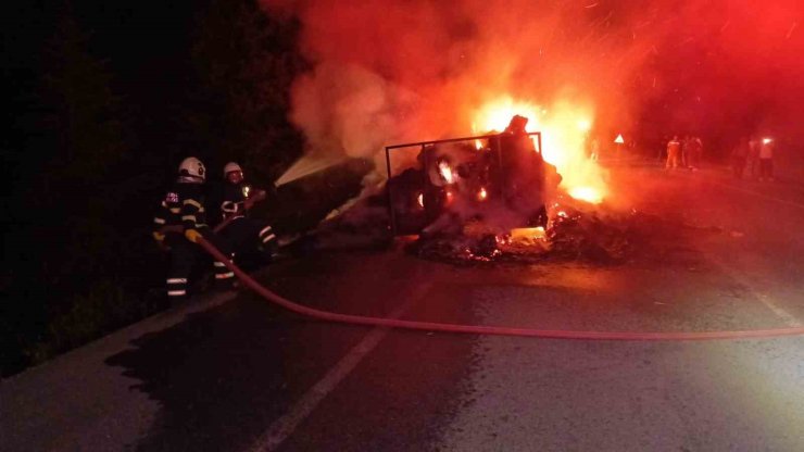 Seyir halindeki traktörün römorkundaki saman balyaları yandı
