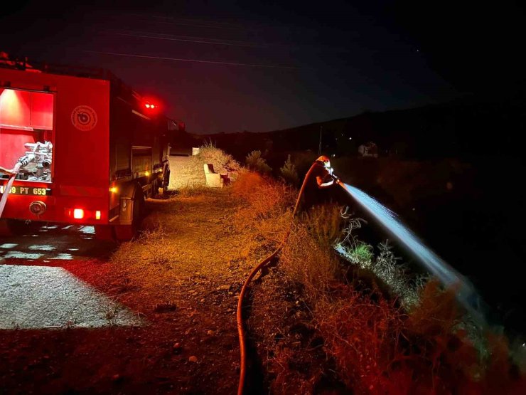 Şarköy’de dere kenarında çıkan yangın yerleşim alanlarına sıçramadan söndürüldü