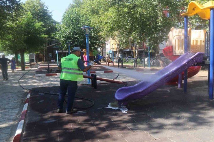 Turgutlu Belediyesinden parklarda yaz temizliği