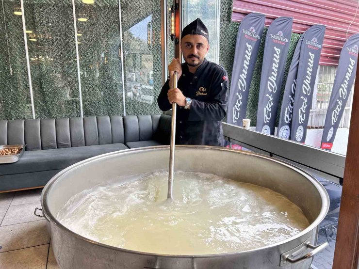 Asırlardır süren geleneği devam ettiren esnaf 5 bin kişiye aşure dağıttı