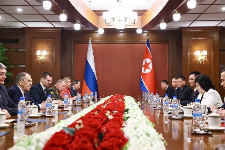 Rusya Dışişleri Bakanı Lavrov, Kuzey Kore’de mevkidaşı Choe ile görüştü