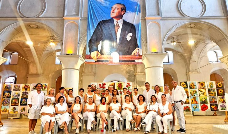 "Bayraklı’nın Renkleri" Çeşme’de buluştu: 60 sanatçıdan yağlı boya sergisi