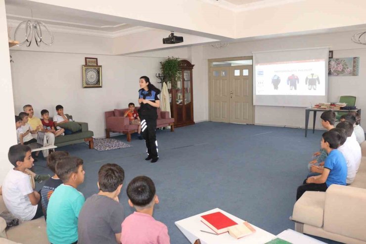 Polisten çocuklara bilinçli internet kullanımı bilgilendirmesi