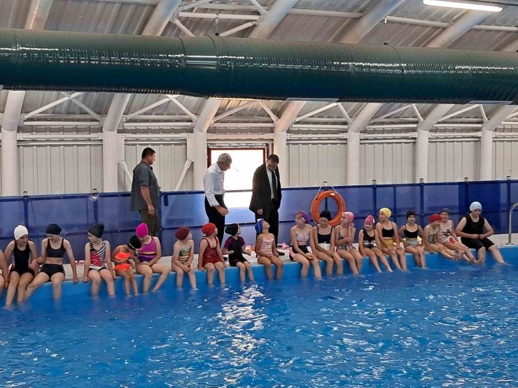 Pazaryerili çocuklar ilk defe havuzla tanıştı