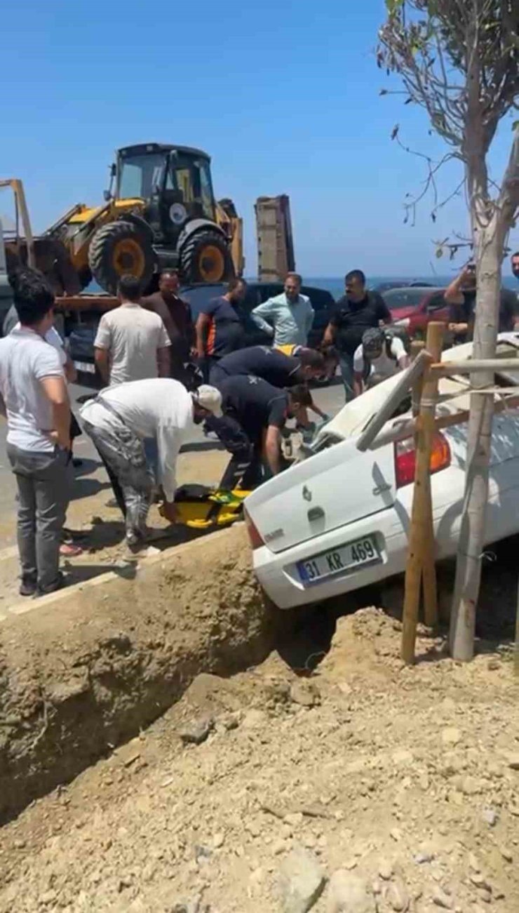 Arsuz’da orta refüje devrilen otomobilin sürücüsü yaralandı