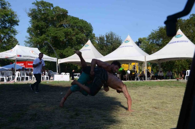 19 Mayıs ilçesinde karakucak coşkusu: Başpehlivan Emirhan Saygı