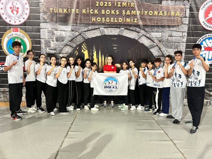 Kayserili minik Kick Boks sporcuları 4 madalya ile döndü