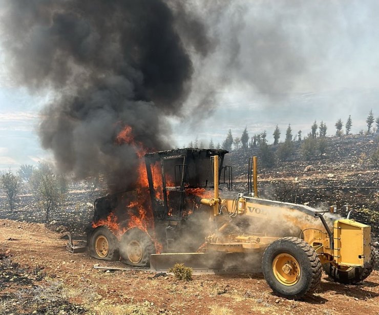 Orman yangınında iş makinesi hurdaya döndü