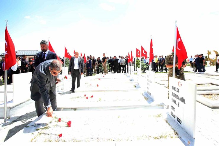 Ağrı’da yenilenen Merkez Şehitlik Anıtı törenle açıldı