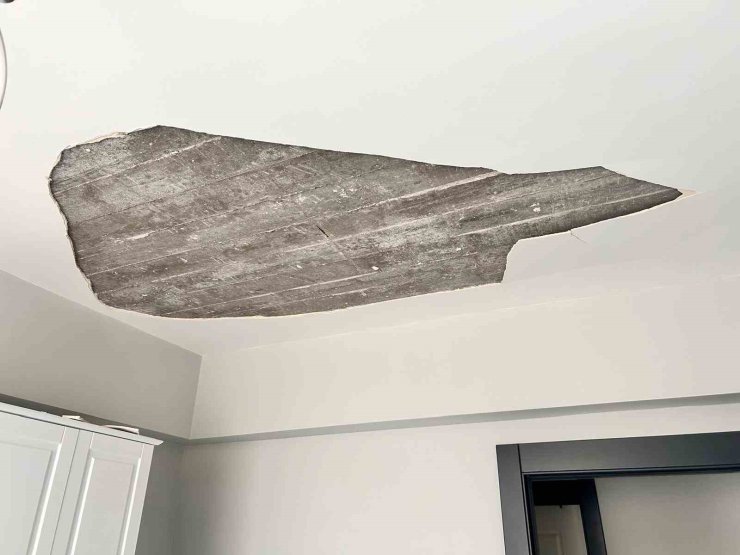 Ankara’da bebek, çöken tavan sıvasından saniyelerle kurtuldu