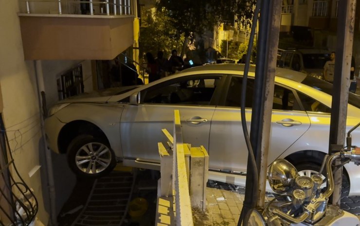 Avcılar’da fren yerine gaza basan kadın sürücü binaya çarptı