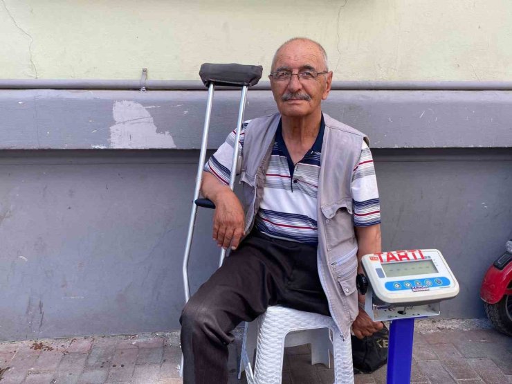 Engelli aracıyla Hamamyolu’na geliyor, tartıyla geçimini sağlıyor