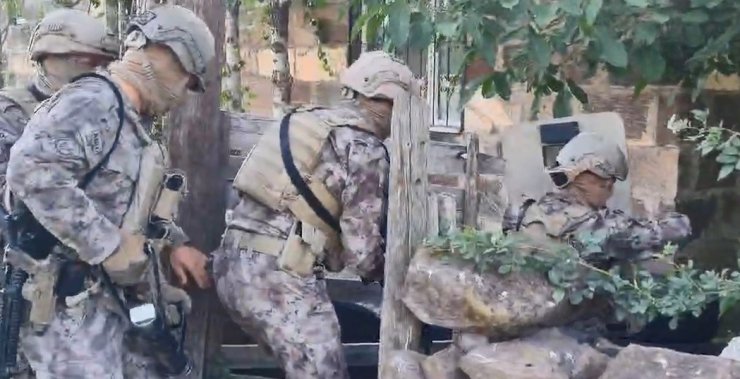 Bitlis merkezli suç örgütü operasyonunda 22 kişi gözaltına alındı