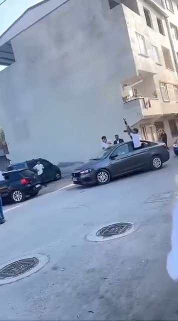 Düğünde uzun namlulu silahlarla tehlikeli kutlama