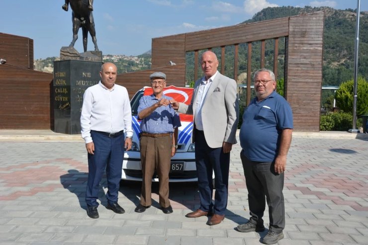 Otomobilini Babadağ Belediyesine hizmet aracı olarak bağışladı