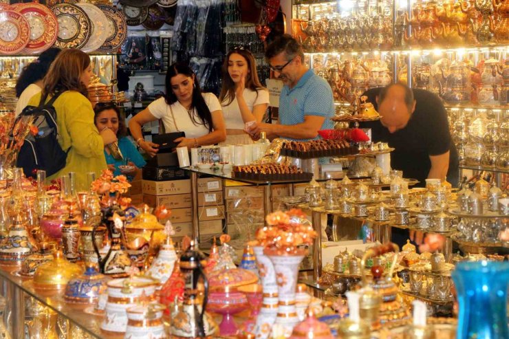 Erzincan Bakırcılar Çarşısı, bakır ustalarının çekiç sesleriyle anılırken, son dönemde sessizliğe büründü