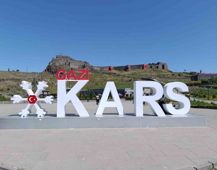 Cumhurbaşkanı Erdoğan’ın çağrısıyla Kars Kalesi bayraklarla donatıldı