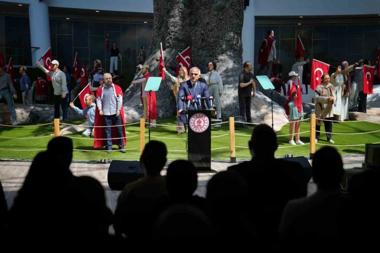 Bakan Ersoy: "Türk milletinin iradesini yok sayanların kaybetmeye mahkum olduklarını o gece yeniden gösterdik"