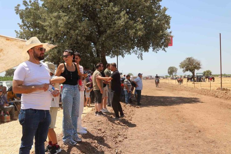 Kızılcabölük Rahvan At Yarışları yoğun katılımla gerçekleşti