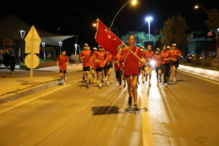 Şehitlerin emaneti sancak, dualarla Vali Koç’a teslim edildi