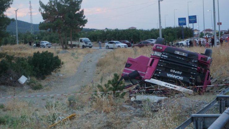 Domates yüklü kamyon şarampole devrildi: 1 ölü