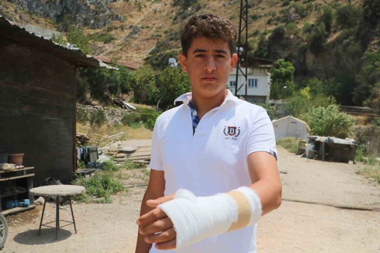 Orman yangınında alevler evine sıçramasın can pahasına diye mücadele veren çocuğun elini yamaçtan kopan kaya parçası kırdı