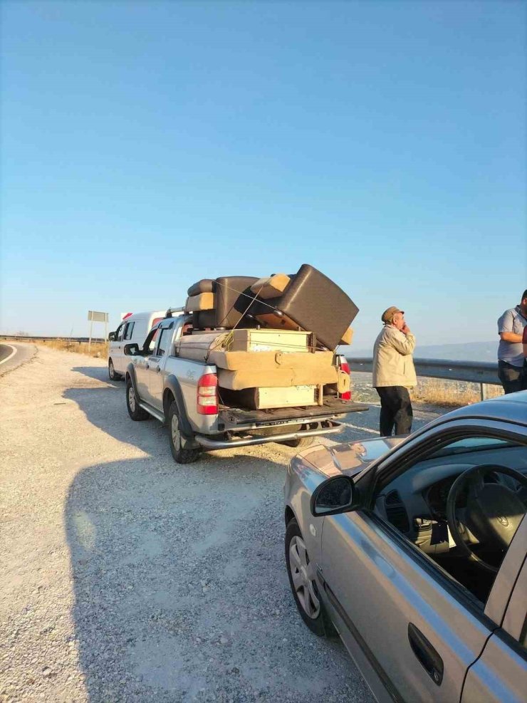 Aydın’dan İzmir’e yardım eli uzandı, topladıkları eşyaları teslim ettiler