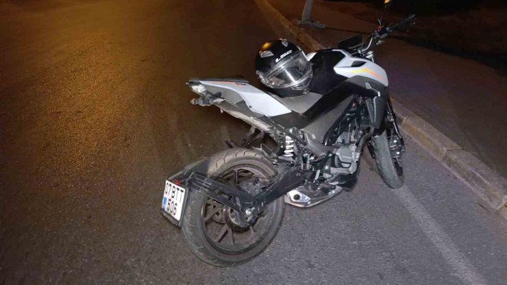 Bordür taşına çarpan motosikletin sürücüsü yaralandı