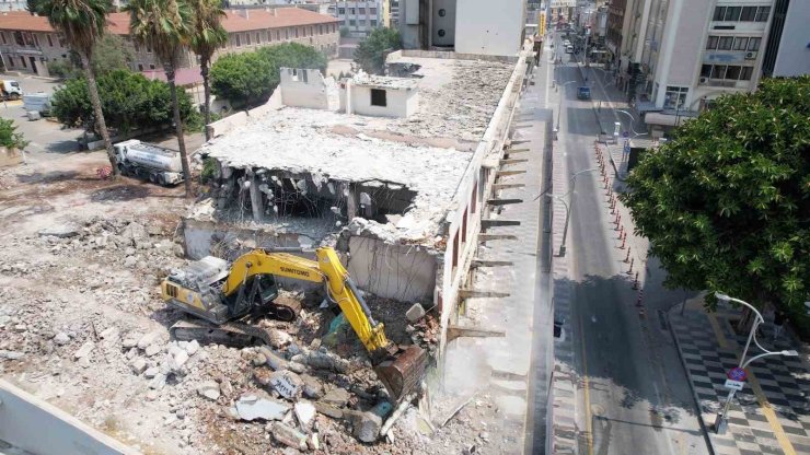 Mersin’de eski öğretmenevinin yıkımı gerçekleştirildi