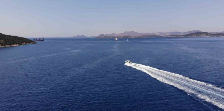 Gezi teknesinde düşen personel deniz ambulasıyla tahliye edildi