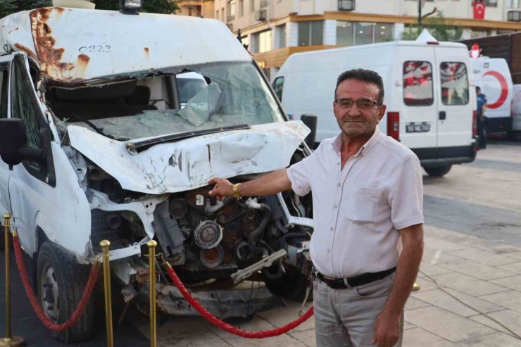 15 Temmuz darbe girişiminde hasar gören minibüs Sivas’ta sergileniyor