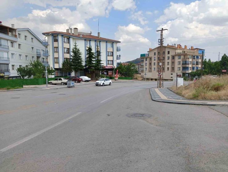 Yaşlı kadın drift atan aracın altında kalmaktan son anda kurtuldu