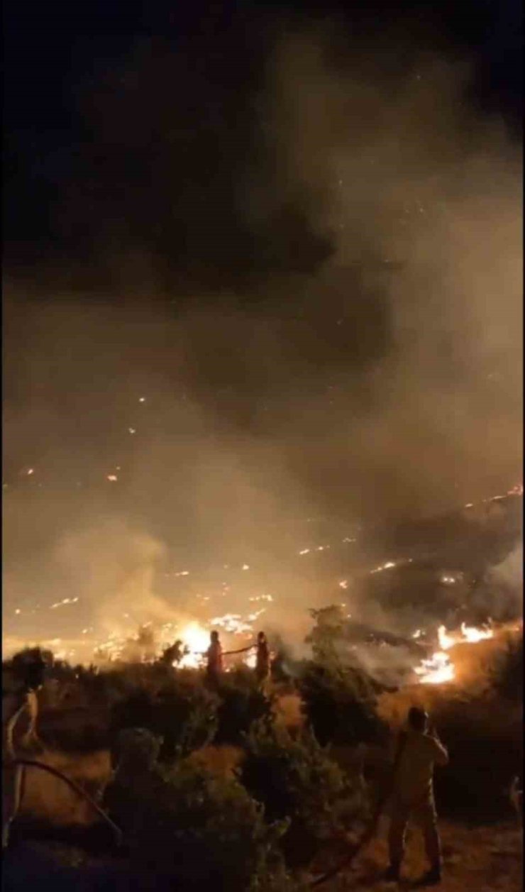 Çanakkale’de çıkan orman yangınında yoğun rüzgar ve alevlerle mücadele devam ediyor