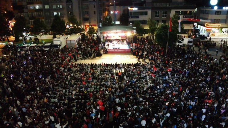 Çorum’da binlerce kişi 15 Temmuz şehitlerini andı: Ahmet Şafak türküleriyle duygulandırdı