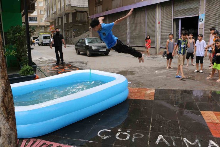 Diyarbakırlı esnaf sıcaktan bunalan çocuklara şişme havuz açtı