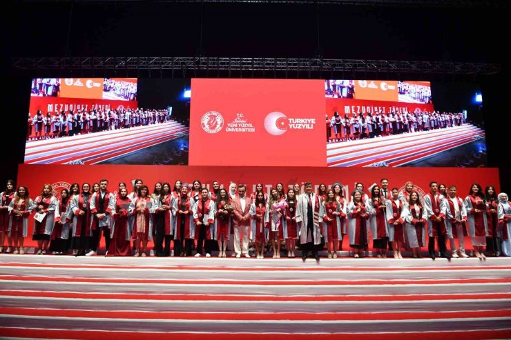 İstanbul Yeni Yüzyıl Üniversitesi’nde mezuniyet coşkusu