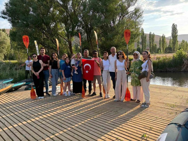 Zamantı Irmağı’nda şehit yakınları ve gaziler ücretsiz kanoya bindirildi