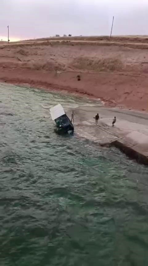 Kıyıdaki tekne rüzgarın etkisiyle suya gömüldü