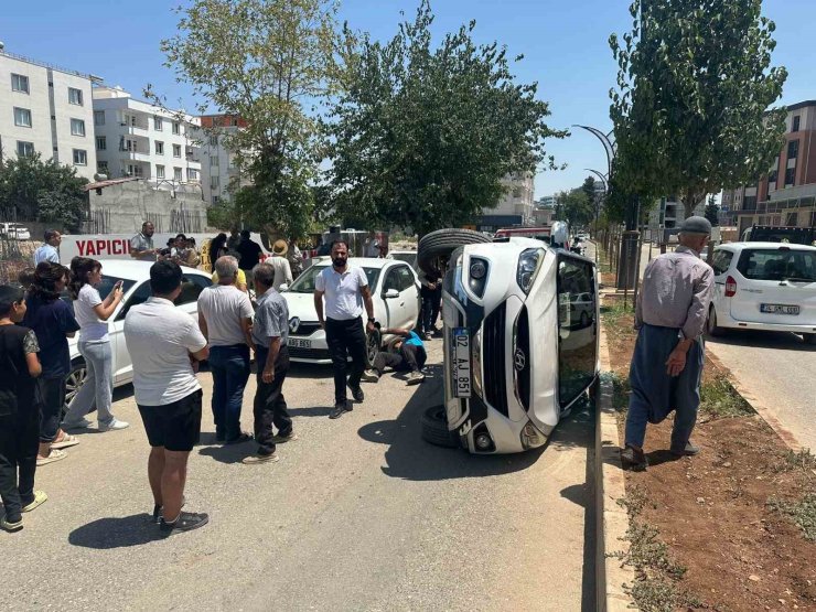 Araçla çarpışan otomobil devrildi: 1 yaralı