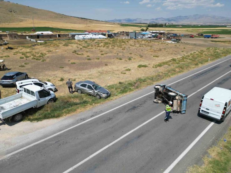 Otomobilin çarptığı patpat yol ortasına devrildi, 1 kişi yaralandı