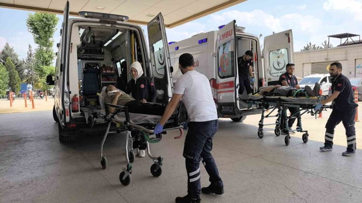 Ağaca çarpan otomobildeki 2 kişi yaralandı